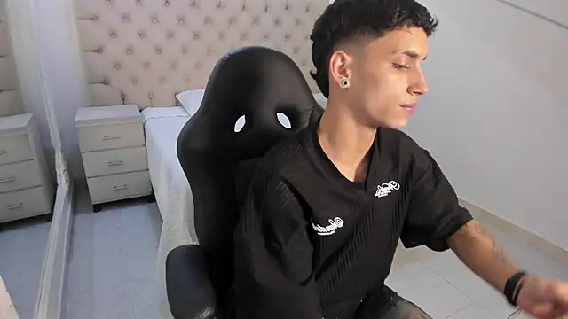 JhoanLeandro online show from January 11, 2026, 5:23 am