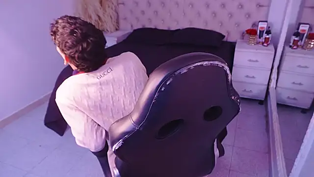 JhoanLeandro online show from April 17, 2026, 7:33 am