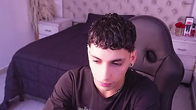 JhoanLeandro online show from April 24, 2026, 6:38 am