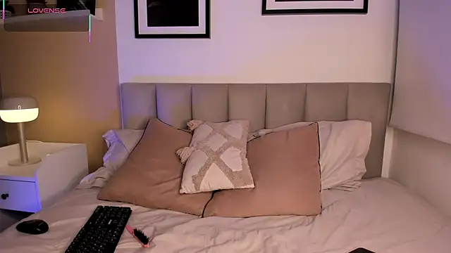 Gigi Strawberry online show from September 9, 2025, 4:34 am