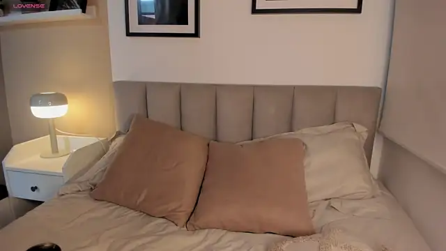 Gigi Strawberry online show from September 19, 2025, 4:58 am