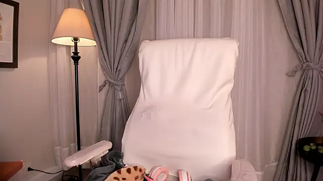 Gigi Strawberry online show from November 6, 2025, 5:52 am