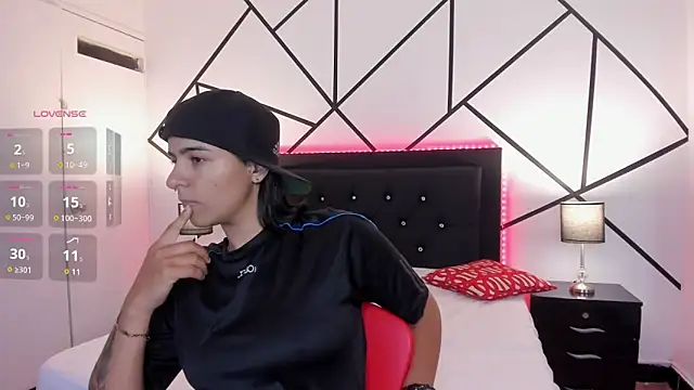 Liiam smith  online show from February 8, 2025, 12:06 pm