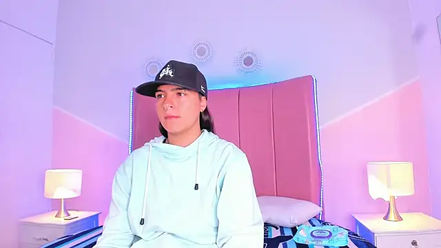 Liiam smith  online show from September 9, 2025, 2:27 pm