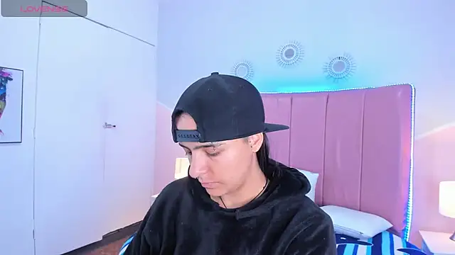 Liiam smith  online show from October 22, 2025, 12:27 pm