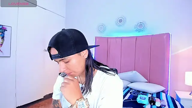 Liiam smith  online show from October 27, 2025, 1:37 pm