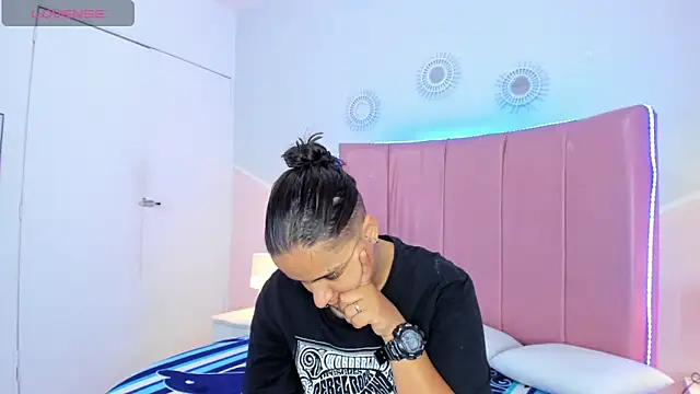 Liiam smith  online show from November 4, 2025, 2:27 pm