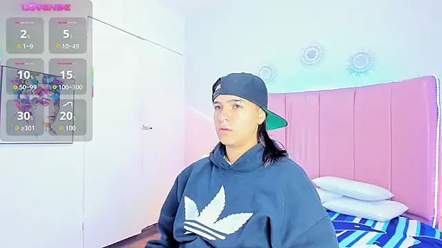 Liiam smith  online show from November 9, 2025, 12:58 pm