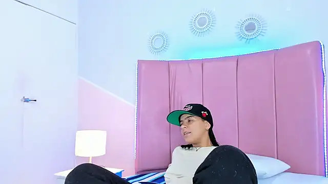 Liiam smith  online show from November 13, 2025, 1:21 pm