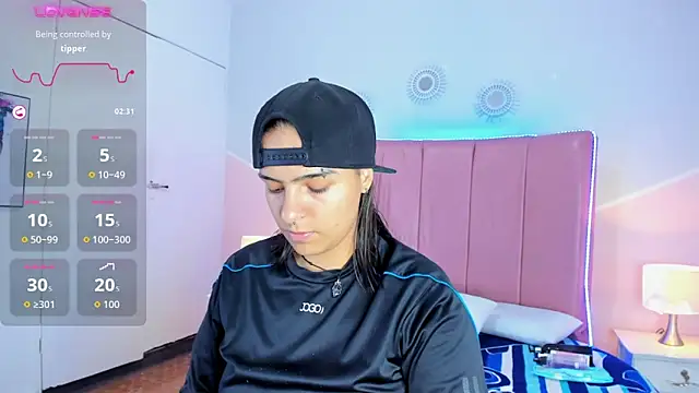 Liiam smith  online show from November 17, 2025, 12:44 pm