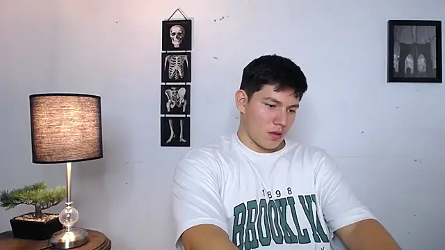 JamesCr  online show from November 21, 2025, 4:33 am