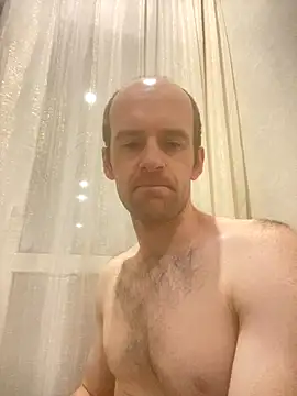 LynnAhNight online show from October 9, 2025, 2:42 am