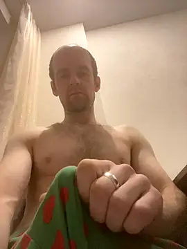 LynnAhNight online show from October 18, 2025, 3:09 am