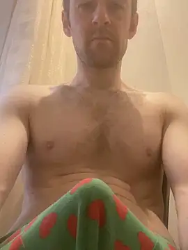 LynnAhNight online show from October 19, 2025, 4:13 am