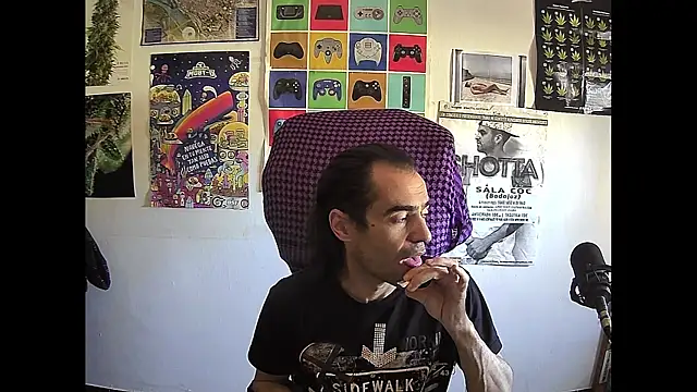 ReyDeBotones online show from April 22, 2026, 12:39 pm