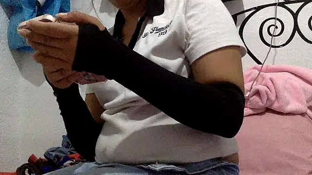 sharonlopez9611 online show from April 4, 2026, 6:00 am