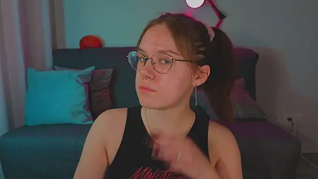 Mia Luw online show from April 23, 2026, 8:11 pm