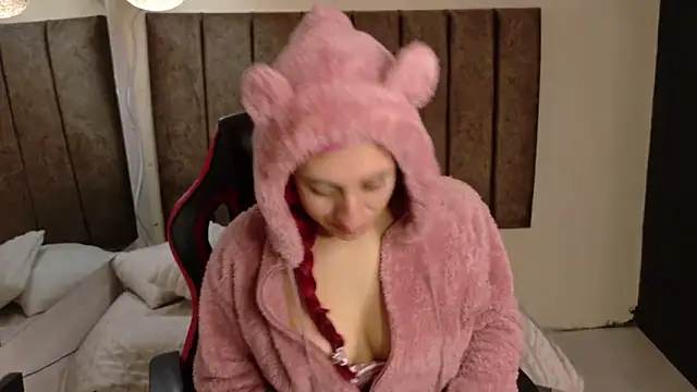 Alektra bryce online show from November 10, 2025, 7:35 pm