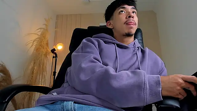 ISAAC CRYSTON online show from December 3, 2025, 7:45 pm