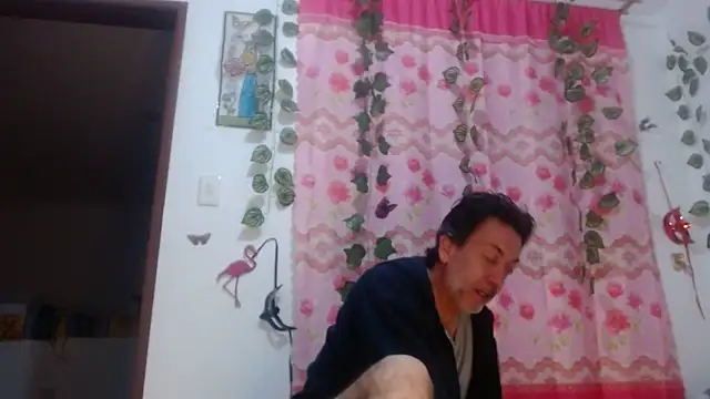 jeans and emma online show from March 9, 2025, 1:25 am