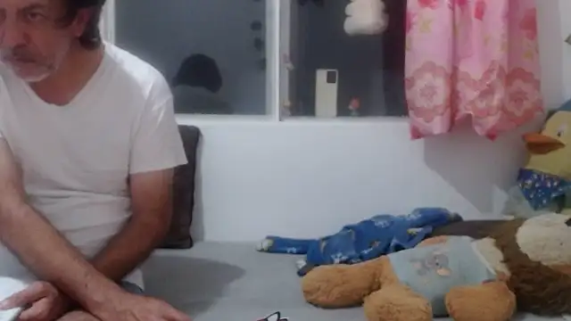 jeans and emma online show from September 9, 2025, 2:11 am