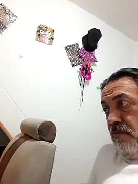 jeans and emma online show from November 15, 2025, 2:42 am