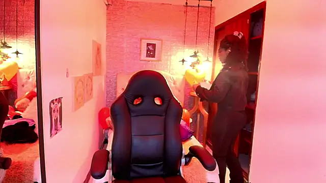 tylla  online show from March 10, 2025, 3:01 am