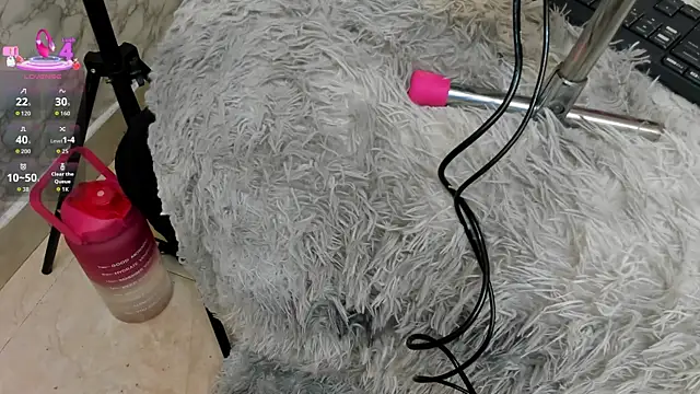 IVISBOUNCYASS online show from April 19, 2026, 1:43 pm