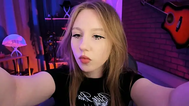 DariaTate online show from April 15, 2026, 11:39 am