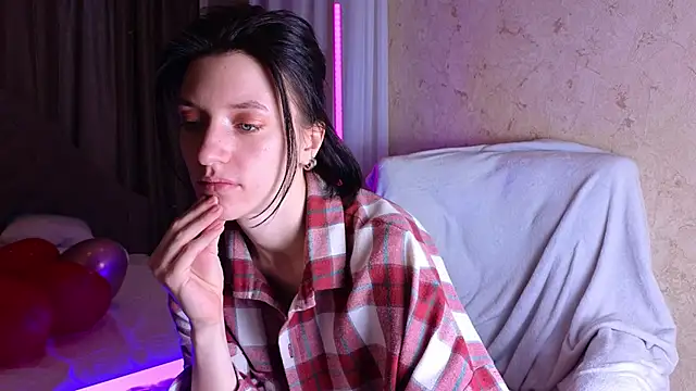 roxy riot  online show from February 17, 2025, 4:31 am