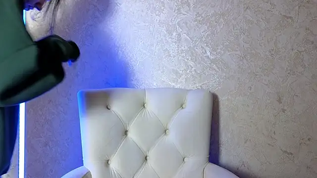 roxy riot  online show from March 19, 2025, 1:32 am