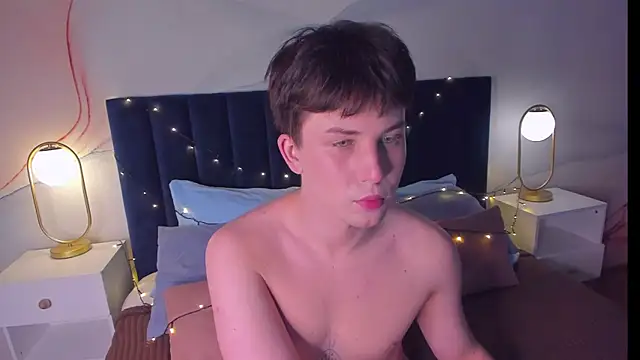 AdrianoAubert online show from October 12, 2025, 3:27 am