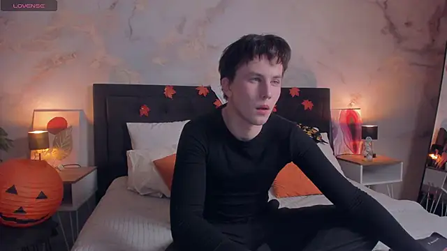 AdrianoAubert online show from October 27, 2025, 4:05 am