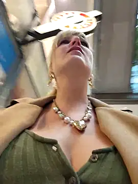 Sexybiene969 online show from September 27, 2025, 1:05 pm