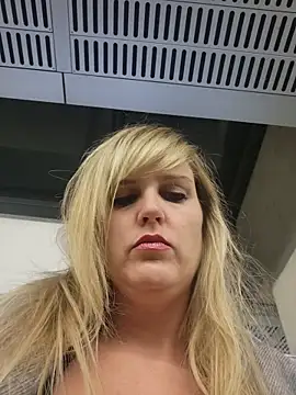 Sexybiene969 online show from November 11, 2025, 5:24 pm