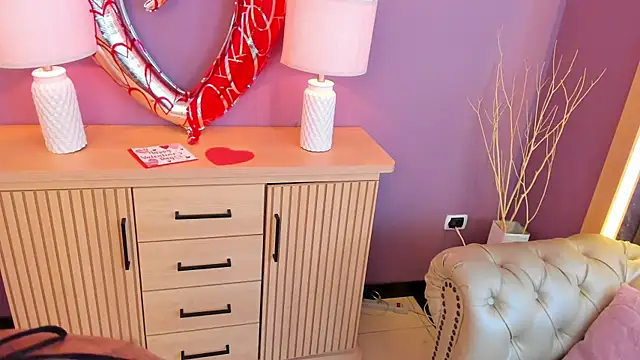 scarlet edwars online show from February 13, 2025, 12:11 pm