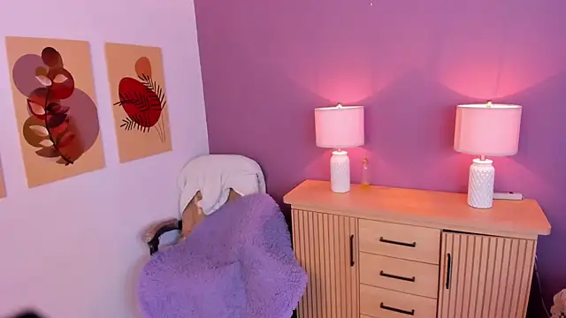 scarlet edwars online show from March 3, 2025, 6:22 pm