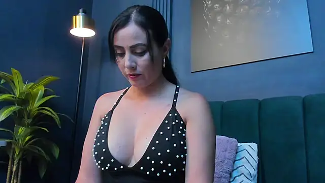 scarlet edwars online show from October 25, 2025, 7:19 pm