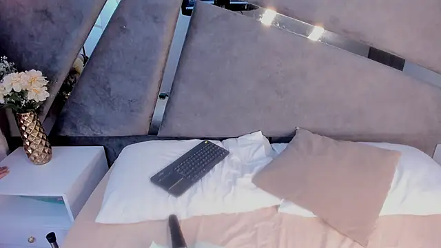 Giselle Lauren online show from October 18, 2025, 8:09 pm