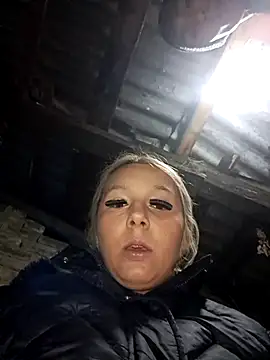 hotamanda01 online show from November 13, 2025, 8:41 pm