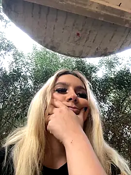 hotamanda01 online show from November 28, 2025, 1:03 pm