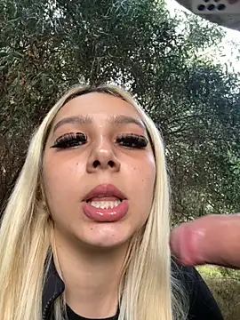 hotamanda01 online show from December 4, 2025, 1:09 pm