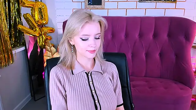 LeonaStane online show from September 18, 2025, 5:04 pm