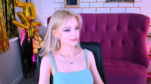 LeonaStane online show from September 19, 2025, 5:02 pm