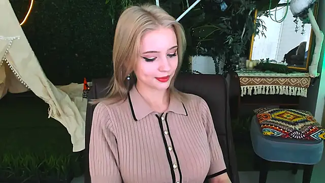 LeonaStane online show from December 3, 2025, 5:55 pm