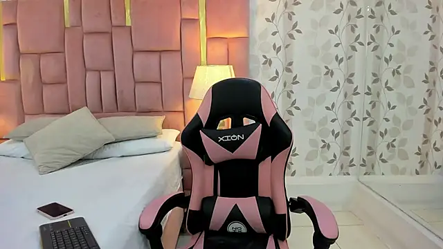 ArianaFranco online show from November 25, 2025, 1:22 pm