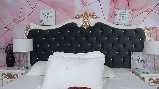 LindaBird online show from November 11, 2025, 8:20 pm