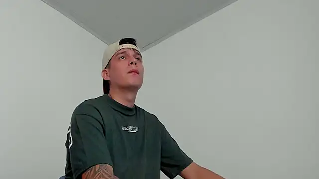 hugosan12 online show from February 15, 2025, 3:06 pm