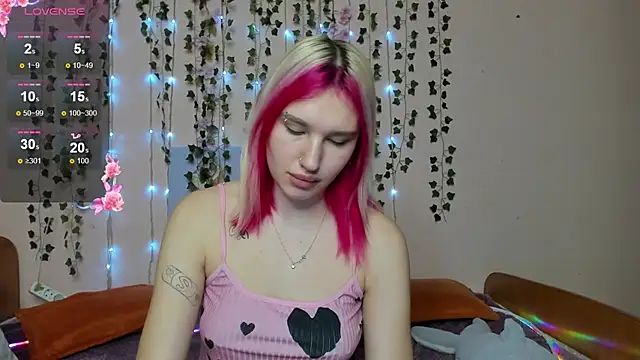 Snapshot of EvelinaLuu chatting on November 21, 2025, 1:37 am EvelinaLuu online show from November 21, 2025, 1:37 am