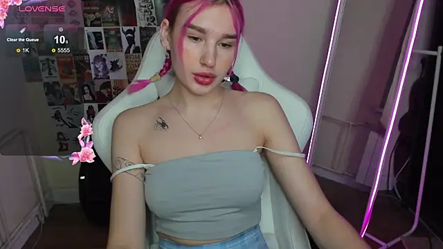 Snapshot of EvelinaLuu chatting on December 4, 2025, 1:48 am EvelinaLuu online show from December 4, 2025, 1:48 am